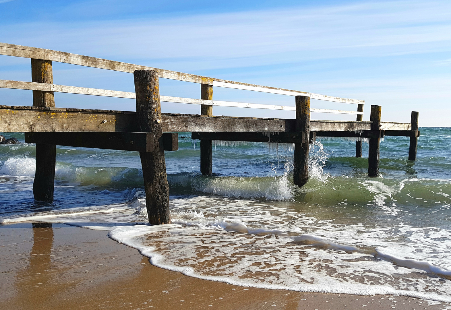 Eisig schöner Winter am Meer