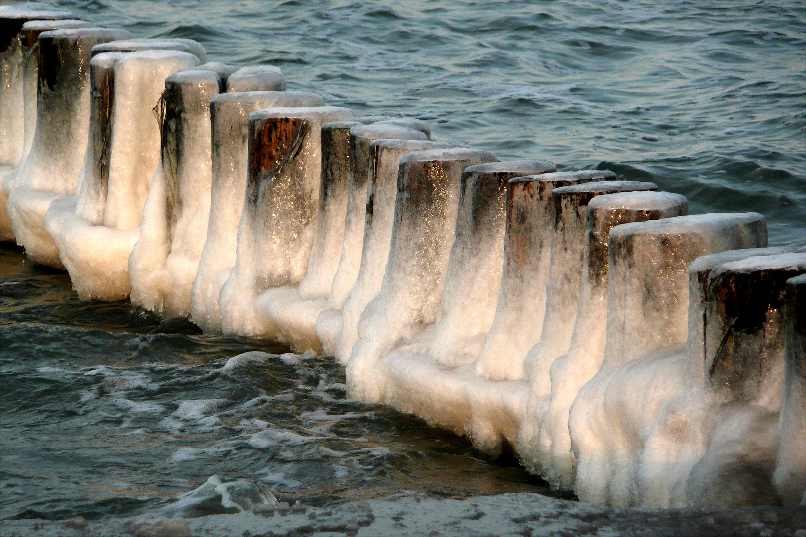 Eisige Buhnen an der Ostsee