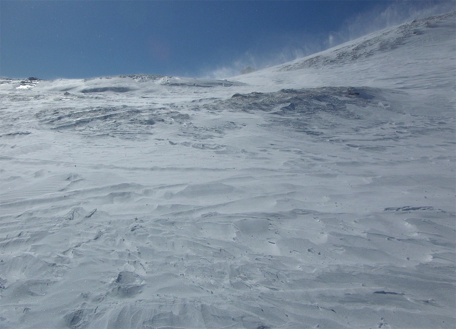 Eisige Schneeverwehungen von Max J. Maier