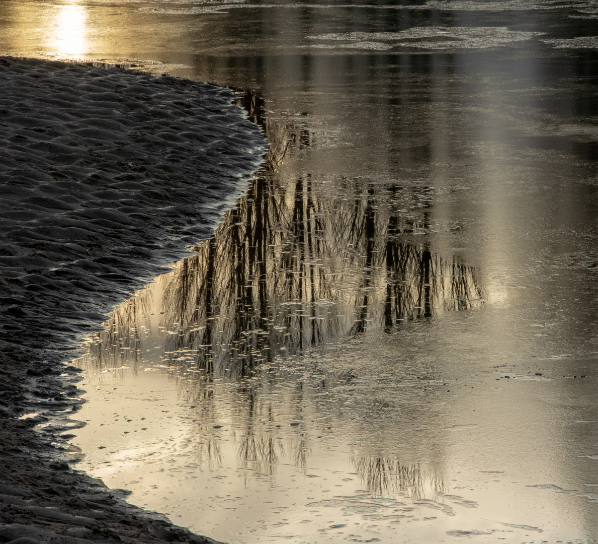 Eisige Spiegelei am Strand