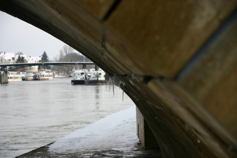 Eisige Zapfen an Steinerer Brücke