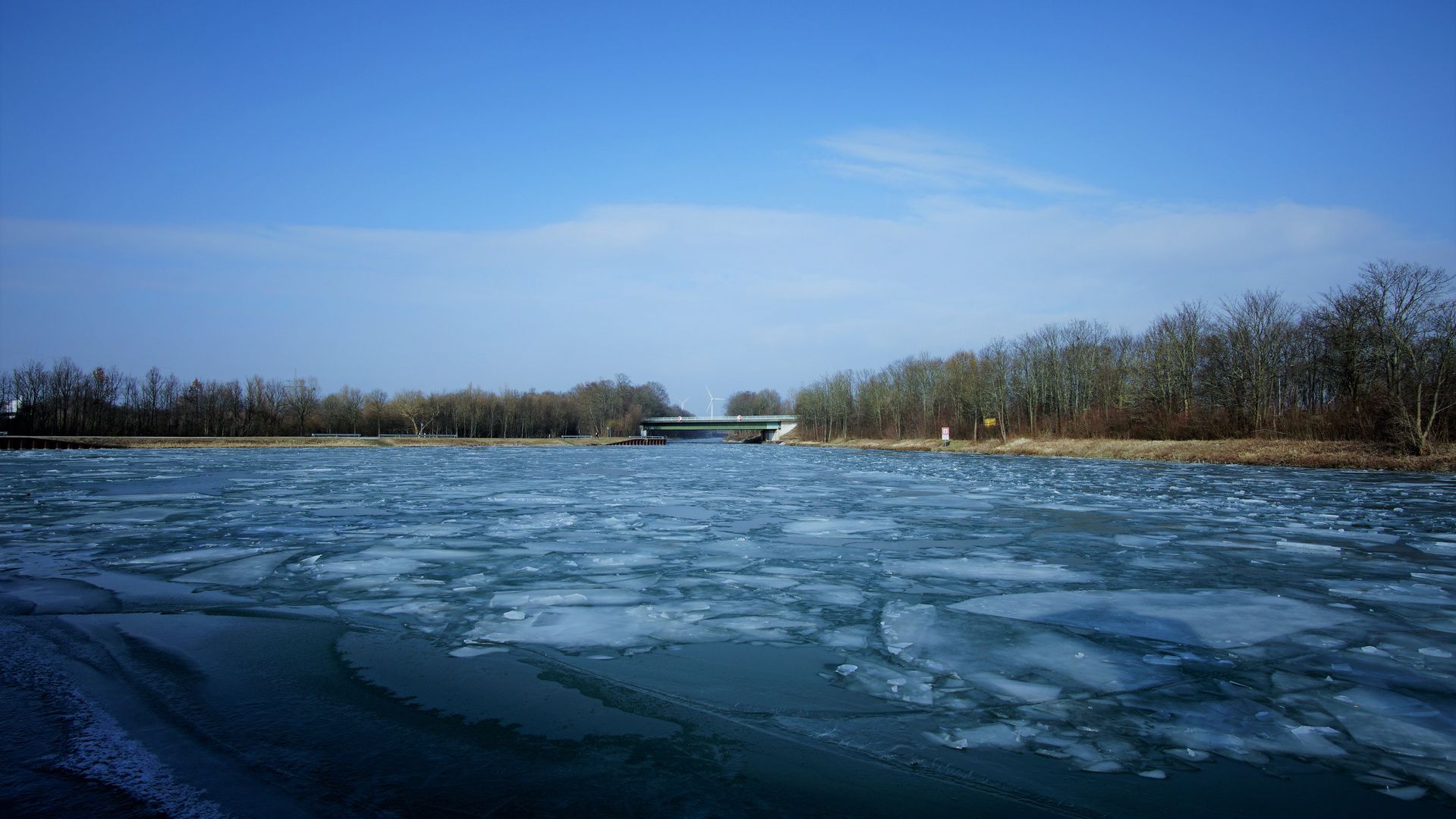 Eisiger Binnenhafen