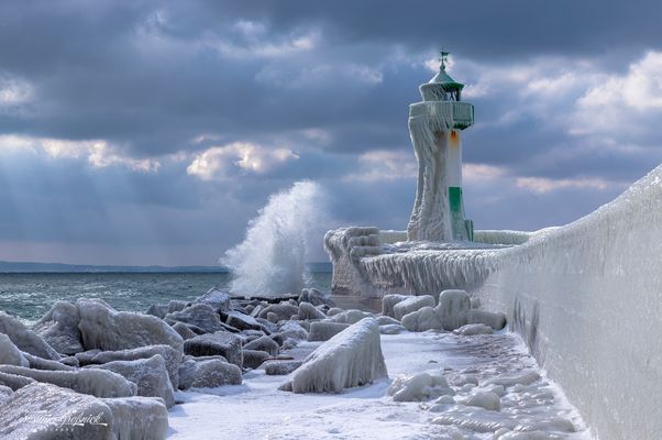 Eisiger Leuchtturm in Sassnitz