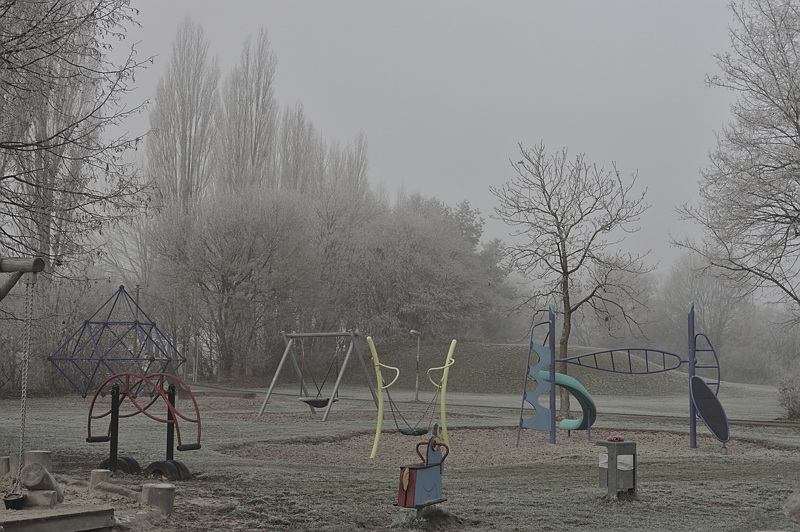 eisiger nebliger Spielplatz