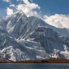 Eisiger See unter Eiswänden