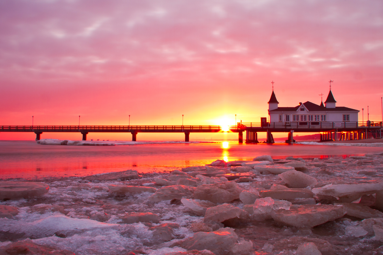 eisiger Sonnenaufgang an der Seebrücke Ahlbeck