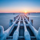 Eisiger Steg im Travemünder Sonnenaufgang