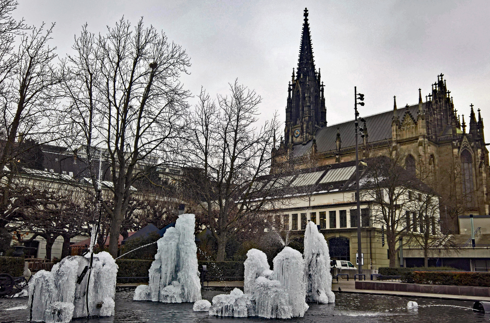 Eisiger Tinguely-Brunnen