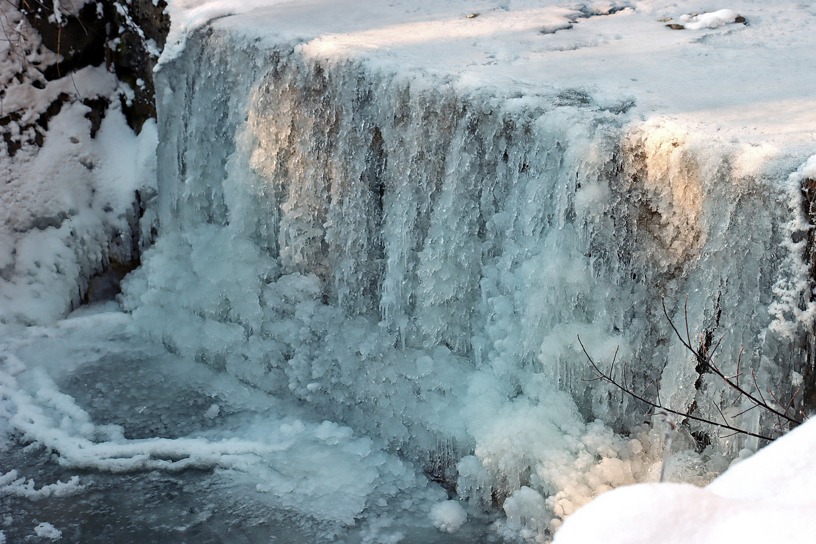 Eisiger Wasserfall