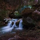 Eisiger Wasserfall bei Mondlicht