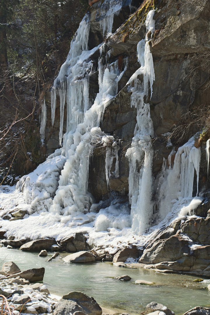 Eisiger Wasserfall