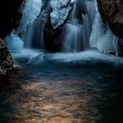 eisiger wasserfall im goldenen licht