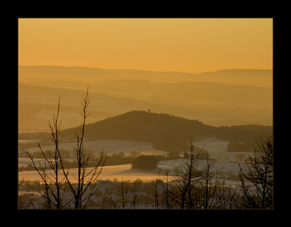 Eisiger Wind und gelbes Licht... - Winterabend- Blick vom Köterberg