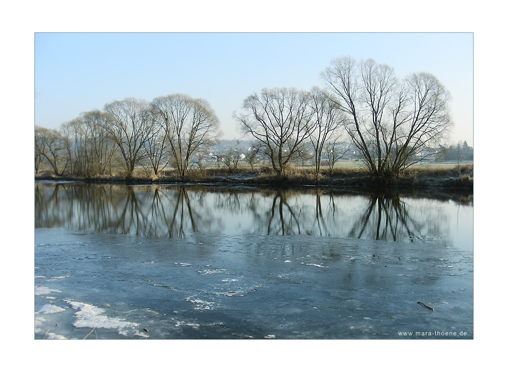 Eisiger Wintertag am Fluss