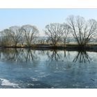 Eisiger Wintertag am Fluss