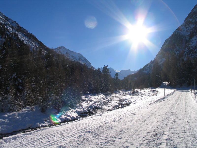 Eisiiige und sonnige Wege im Engadin