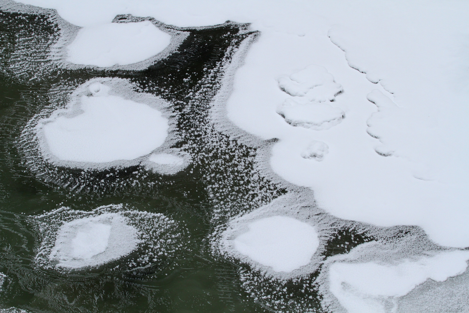 Eisinseln in der Breitach