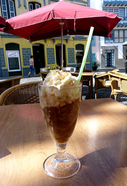 Eiskaffee unterm Sonnenschirm