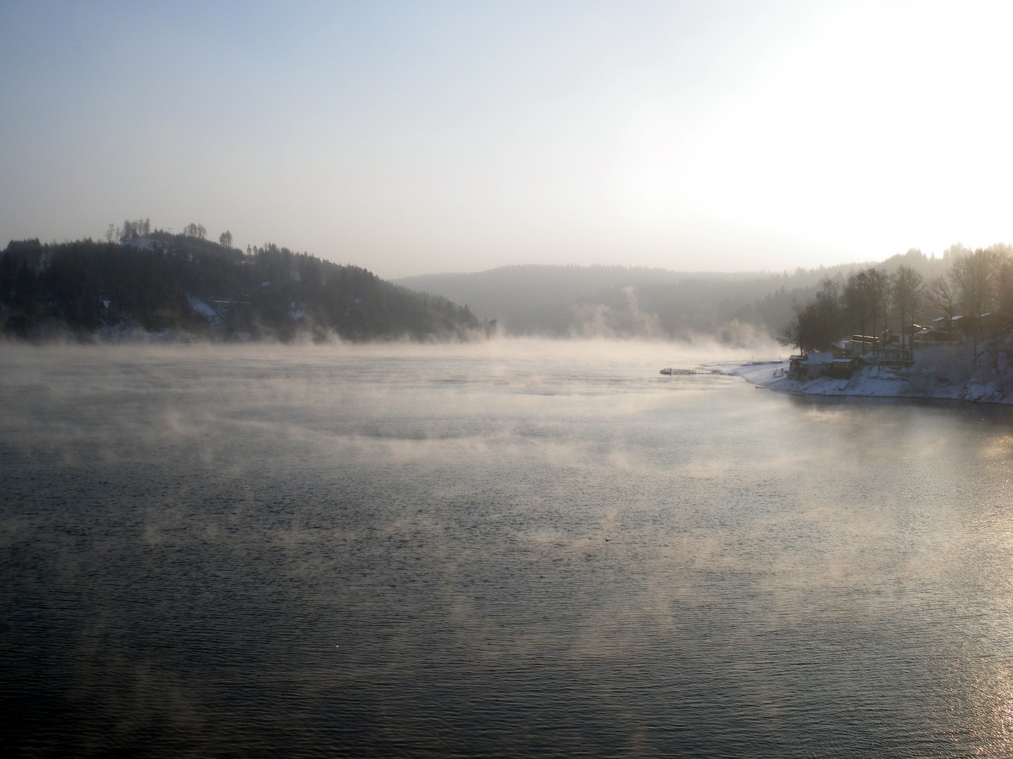 Eiskalte Luft über Wasser