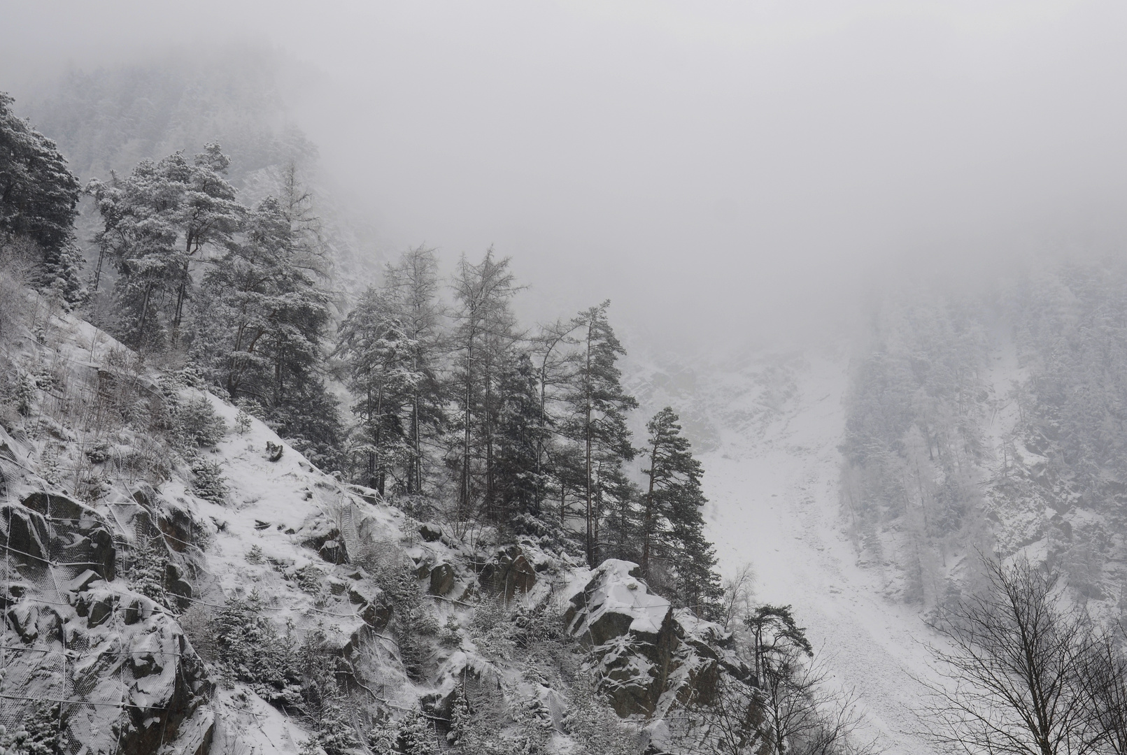 eiskalter Aprilmorgen mit Neuschnee in den Bergen