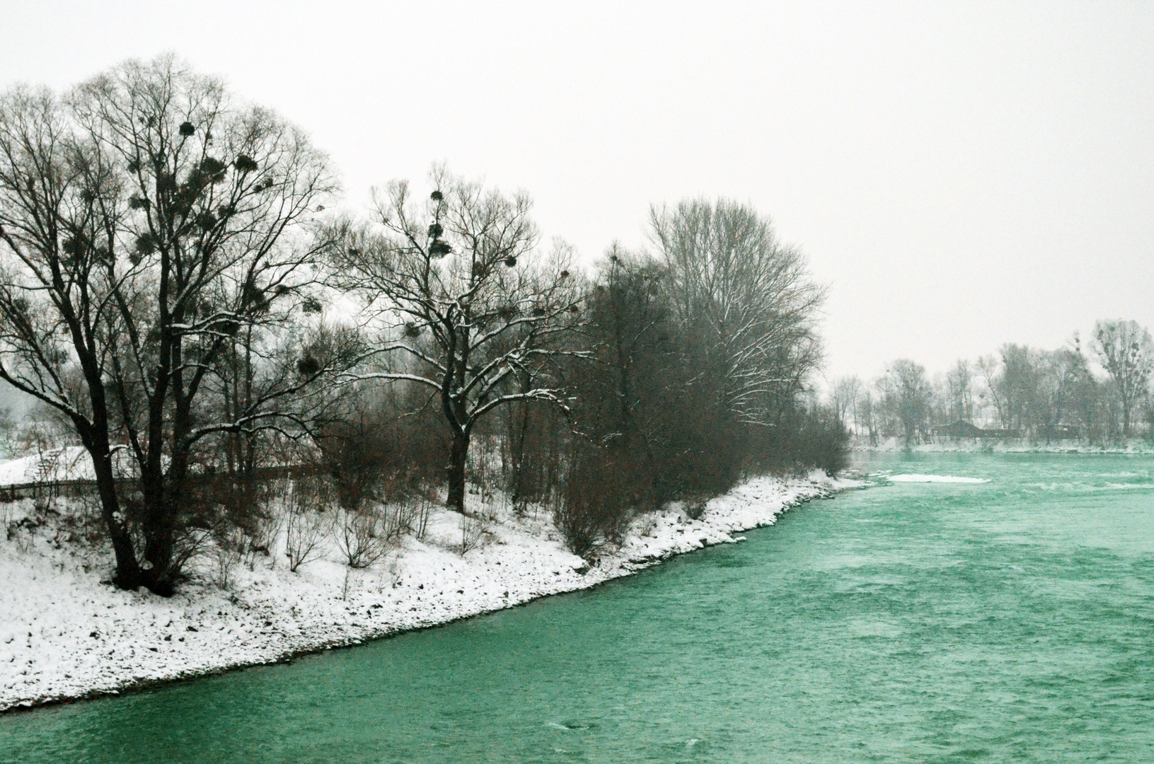 eiskalter Fluss