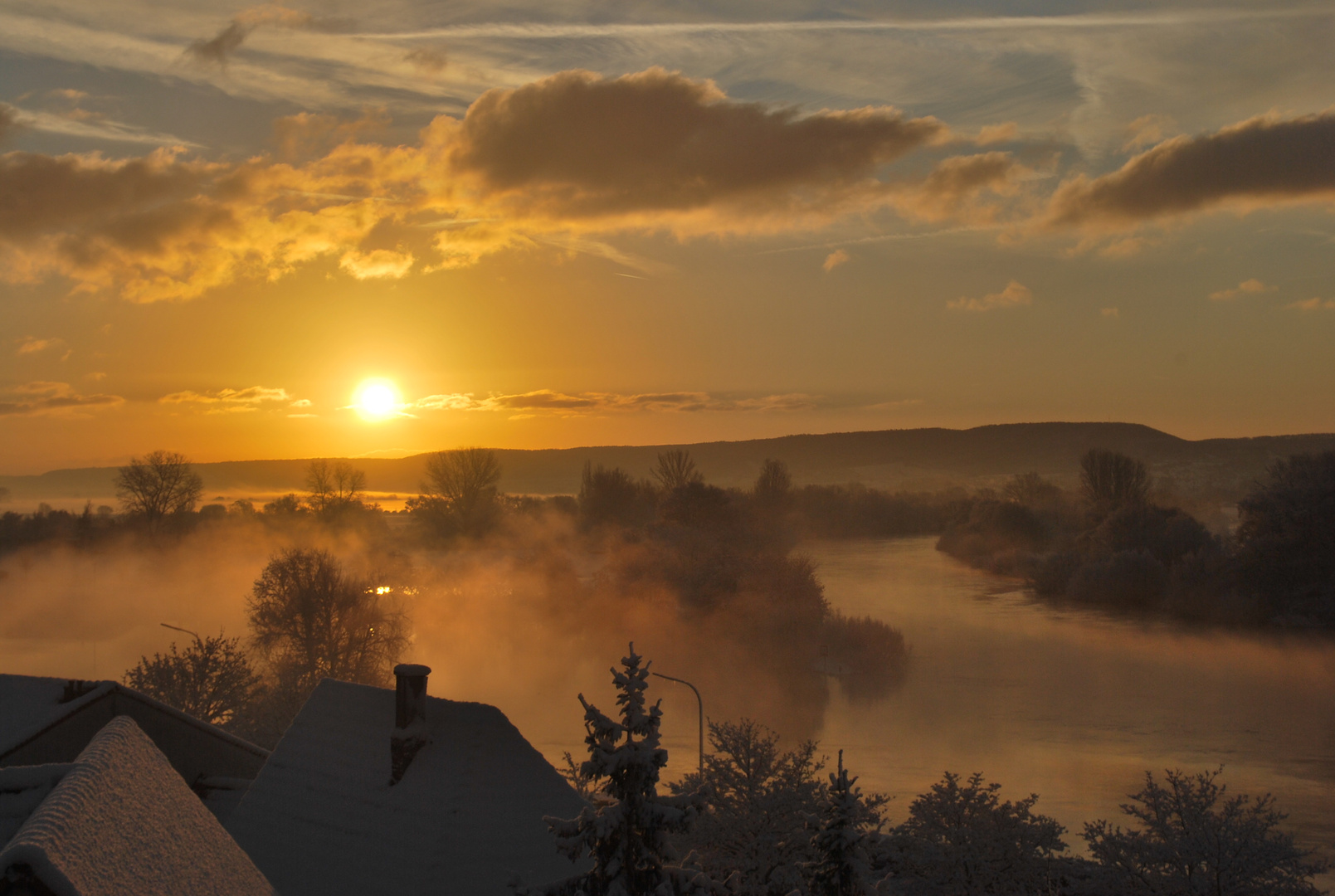 Eiskalter Morgen am Main