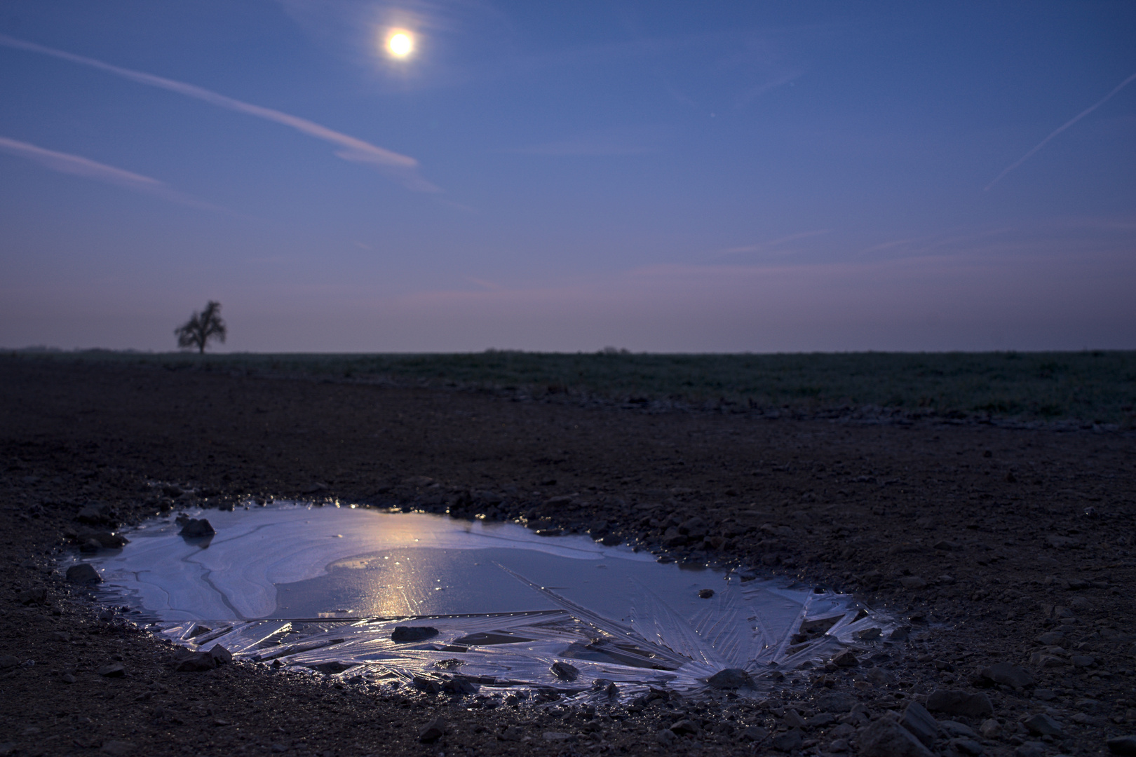 Eiskalter Morgen mit Vollmond