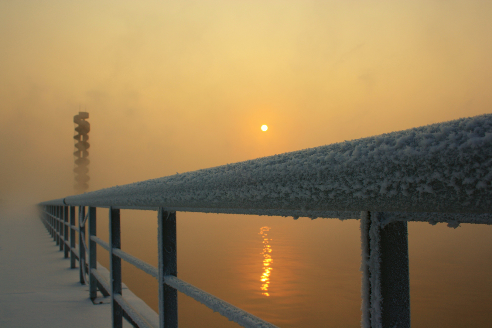 eiskalter Sonnenaufgang am Pegelturm