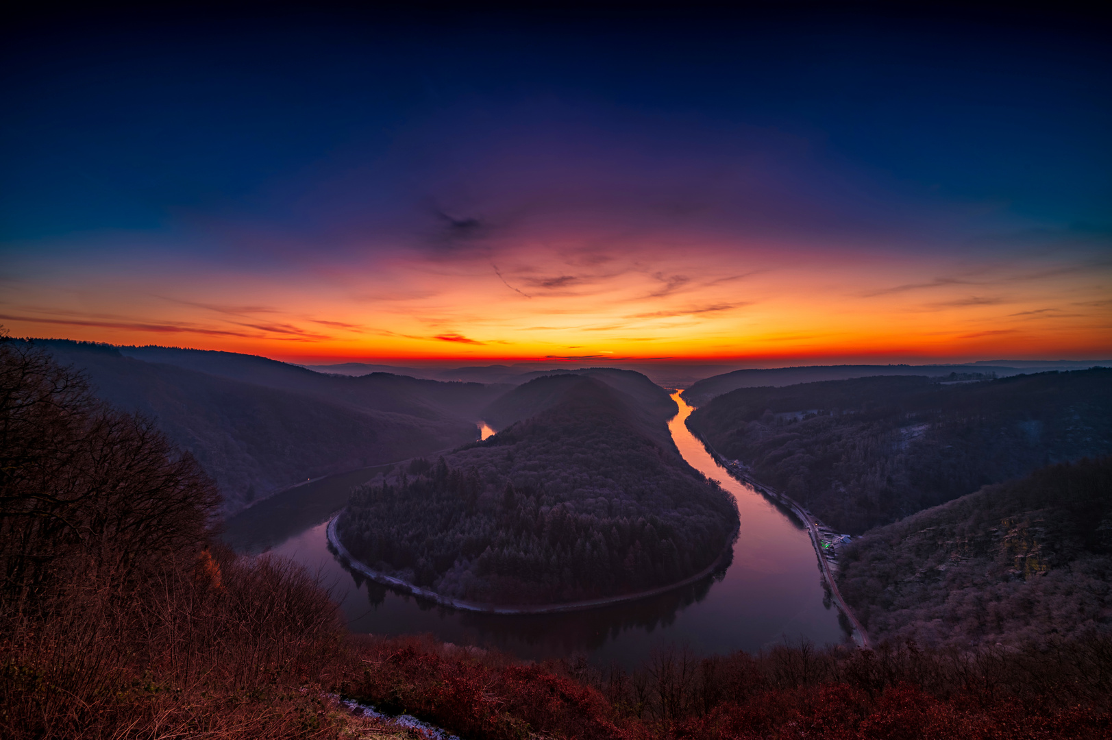 Eiskalter Sonnenaufgang an der Saarschleife