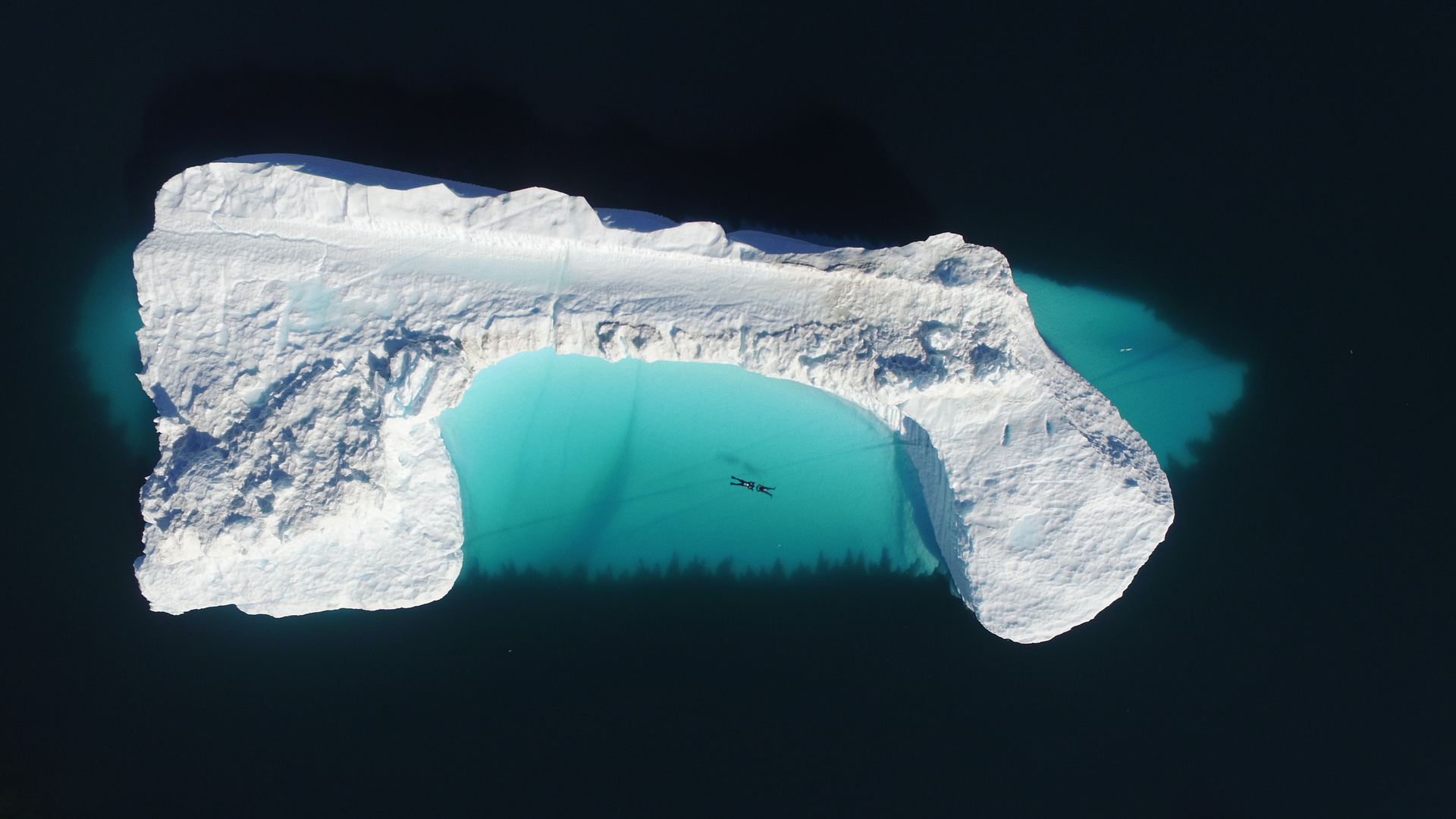 Eiskalter Swimmingpool