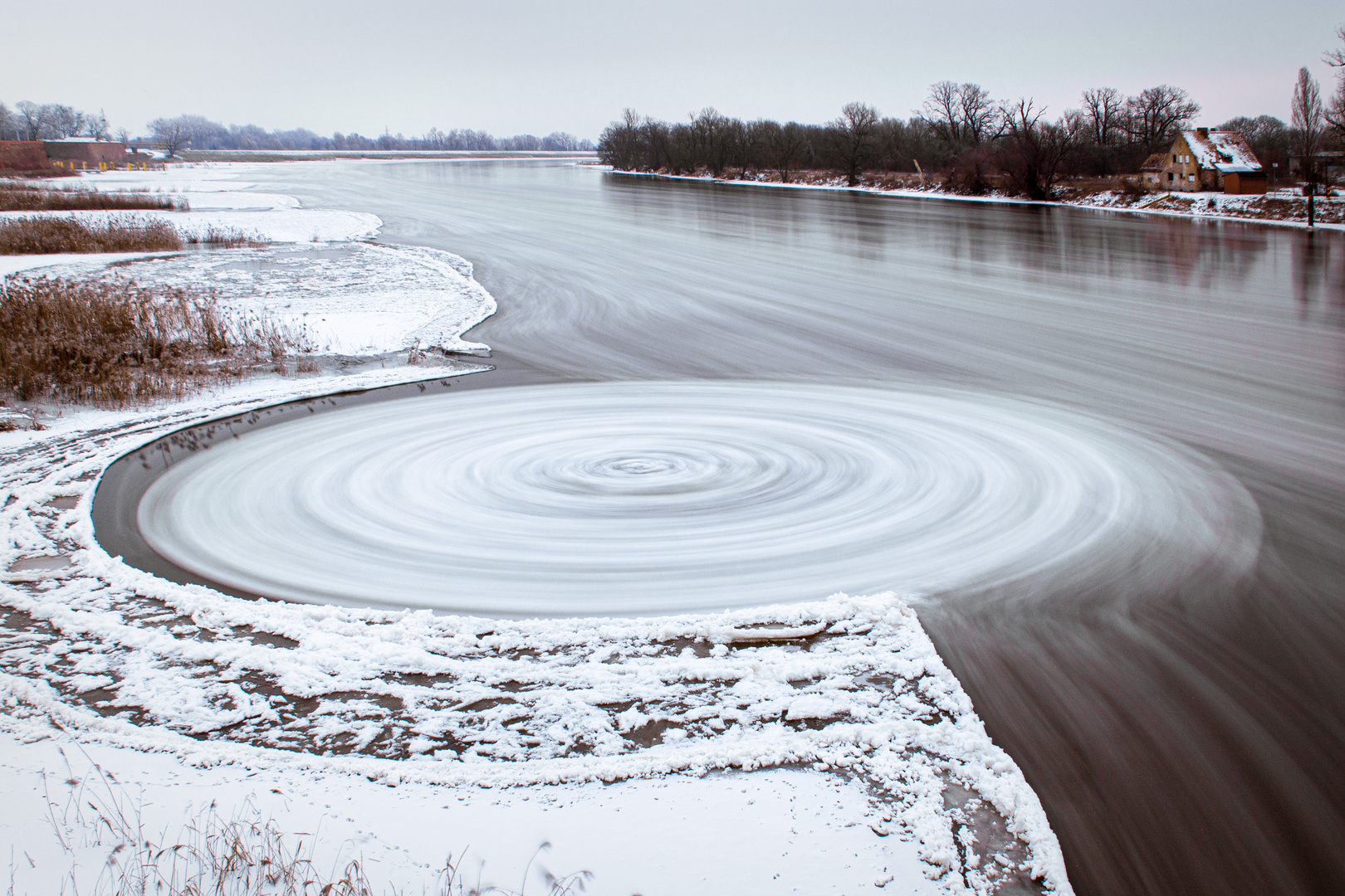 Eiskreisel auf der Oder