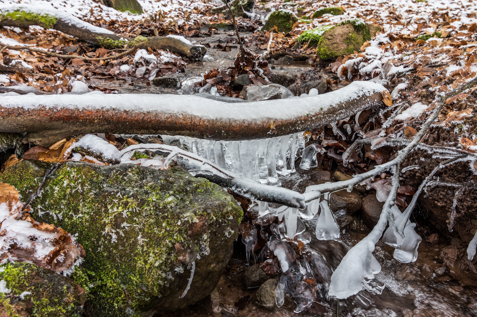 Eiskristalle am Bachlauf