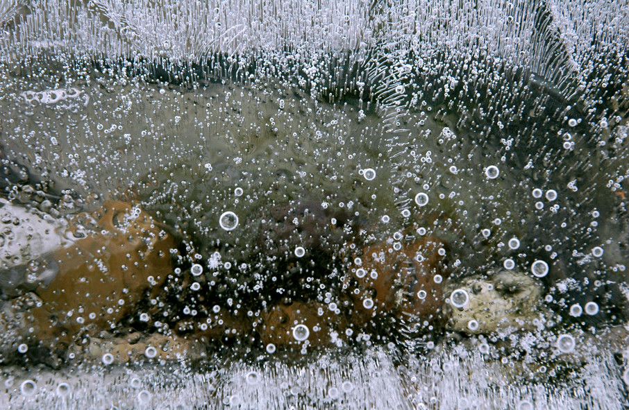 Eiskristalle auf der Wasseroberfläche