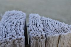 Eiskristalle auf Weidezaunpfosten