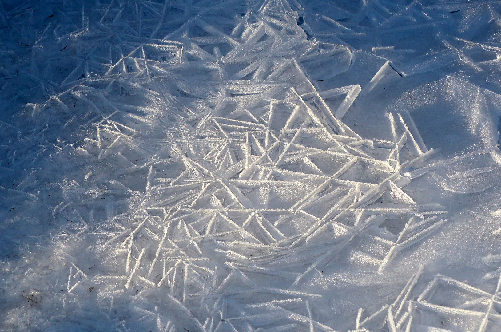 EISKRISTALLE DER ZUGEFRORENEN RUHR