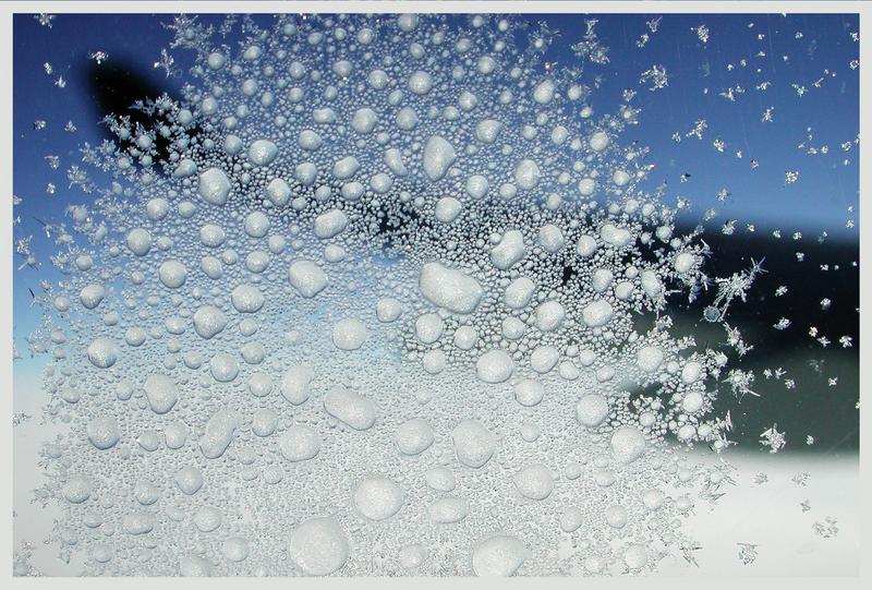 Eiskristalle im Flugzeugfenster