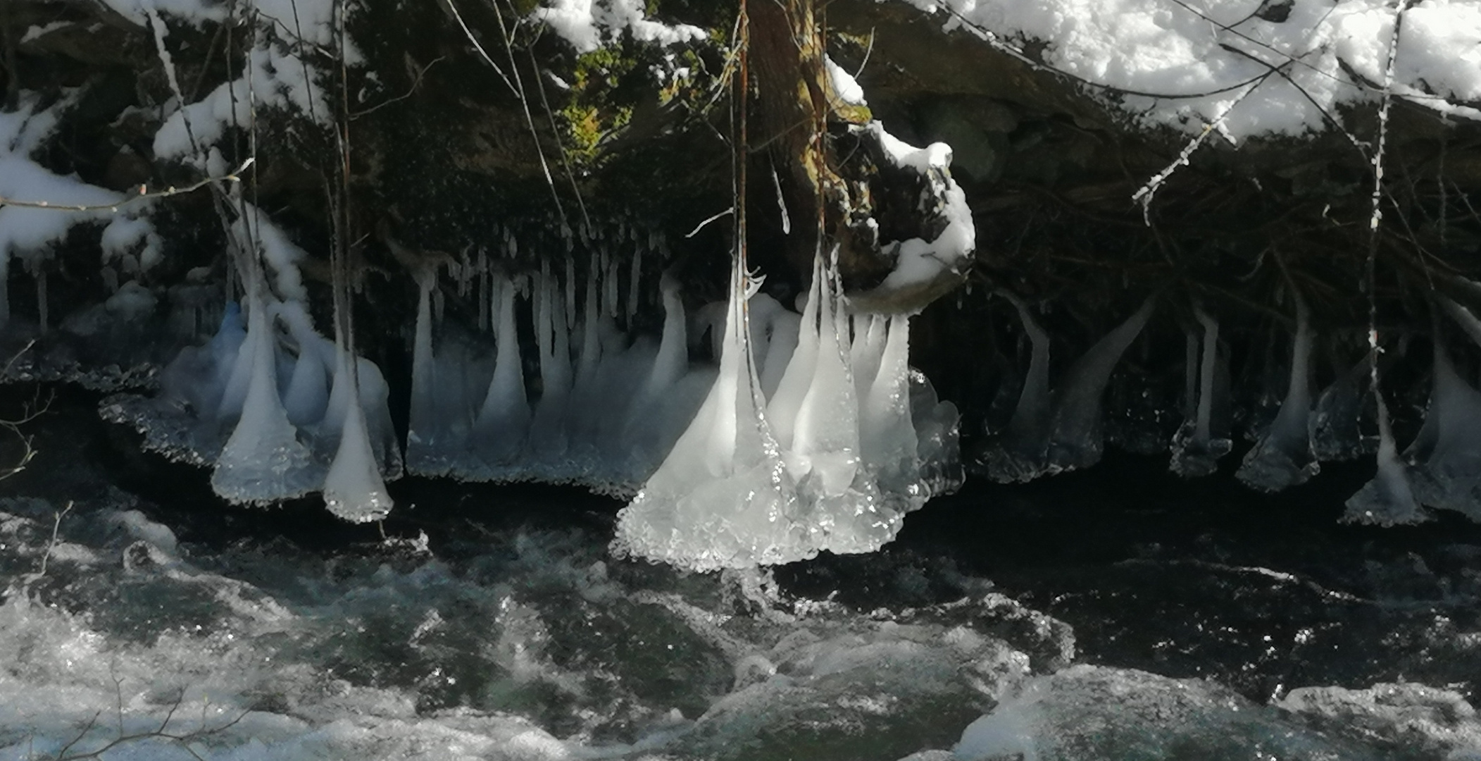 Eiskunst am Bach