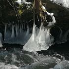 Eiskunst am Bach