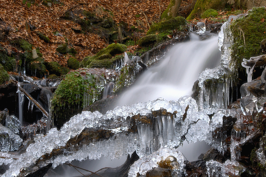 Eiskunst am Bach