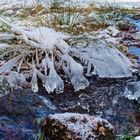 Eiskunst am Bachlauf