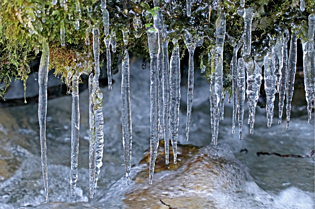 Eiskunst am Bergbach