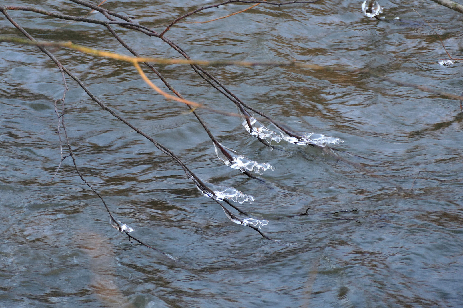 Eiskunst im fließenden Bach