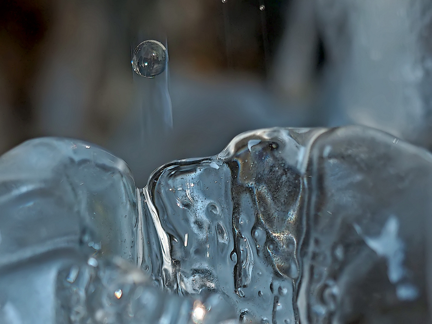 Eiskunst unter einem überfliessenden Brunnen... - La fontaine débordante qui donne de la glace!