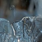 Eiskunst unter einem überfliessenden Brunnen... - La fontaine débordante qui donne de la glace!