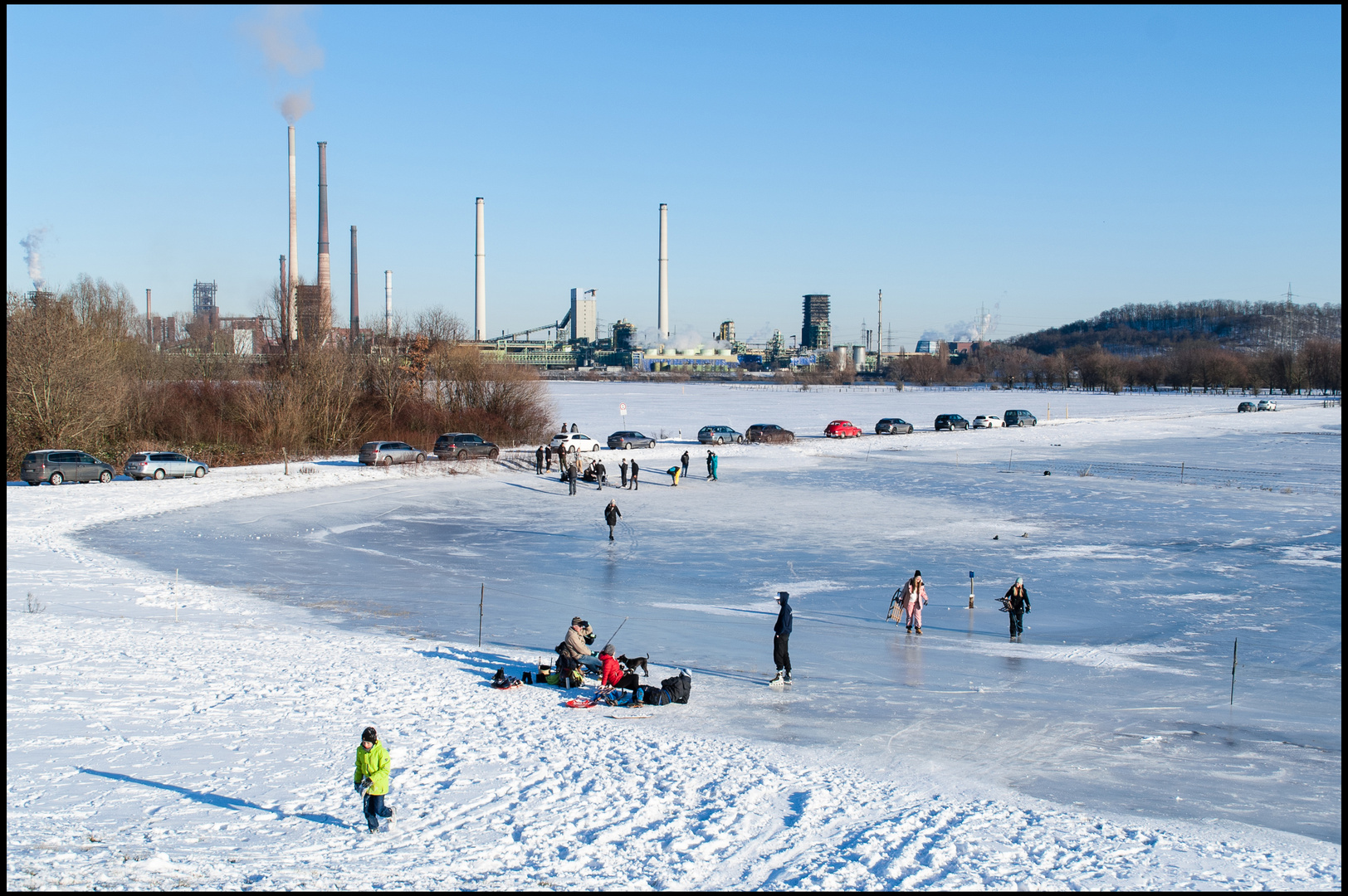 Eislaufen in den Rheinwiesen bei Duisburg