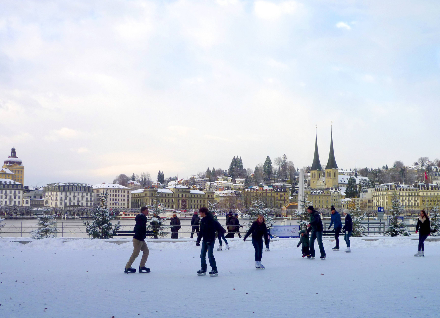 Eislaufen vor dem KKL ...