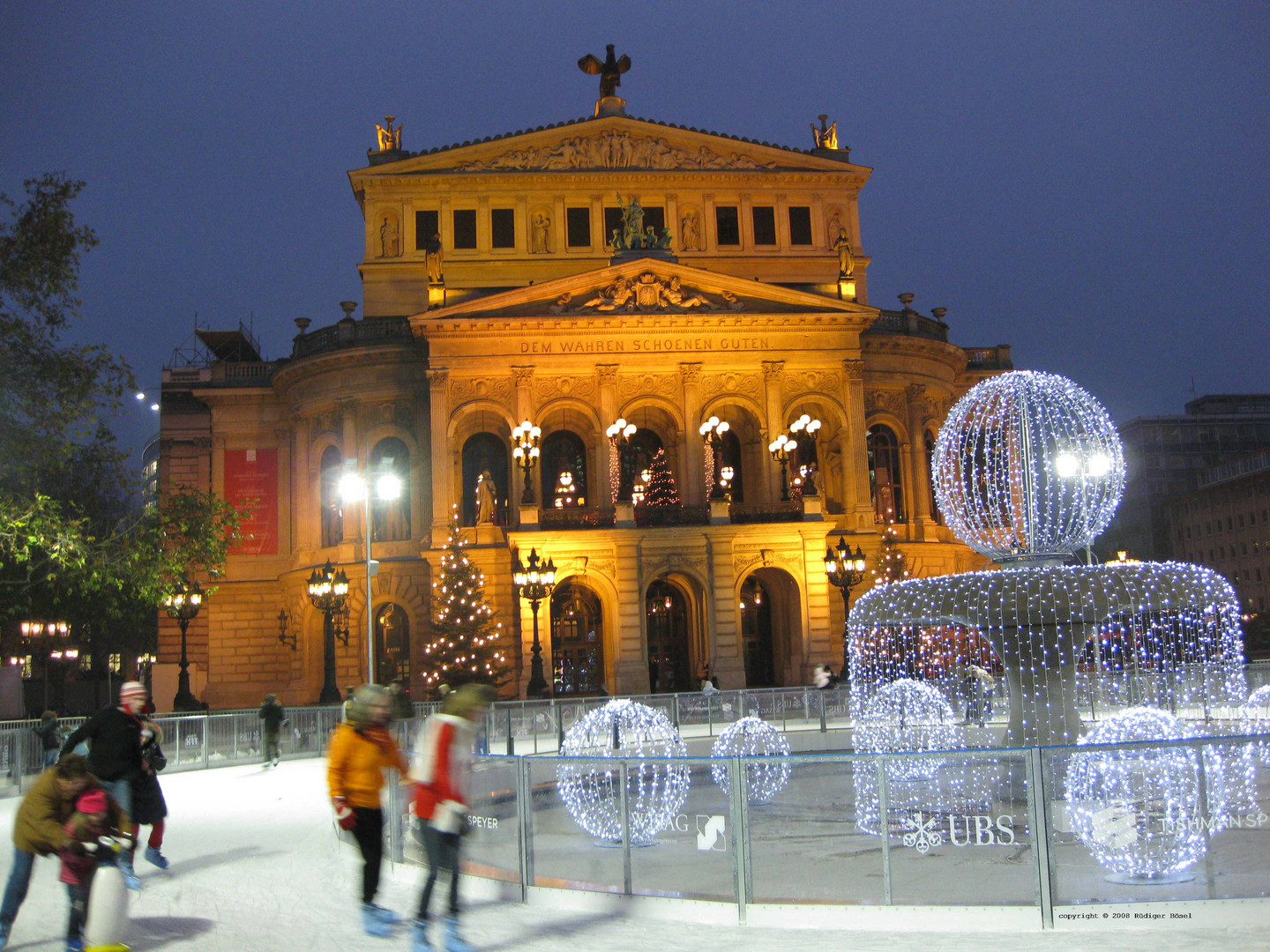 Eislaufen vor der "Alte Oper" Frankfurt am Main, 09.12.2008