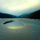 Eisloch im Schneematsch auf der Talsperre