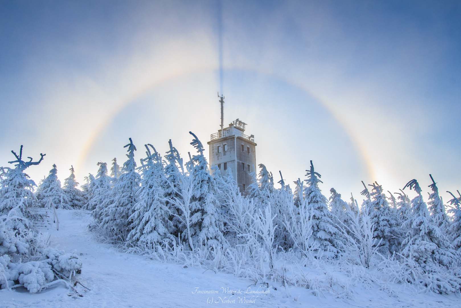 Eisnebel Halo über der Fichtelberg Wetterwarte