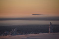 Eisnebel über den Hügeln